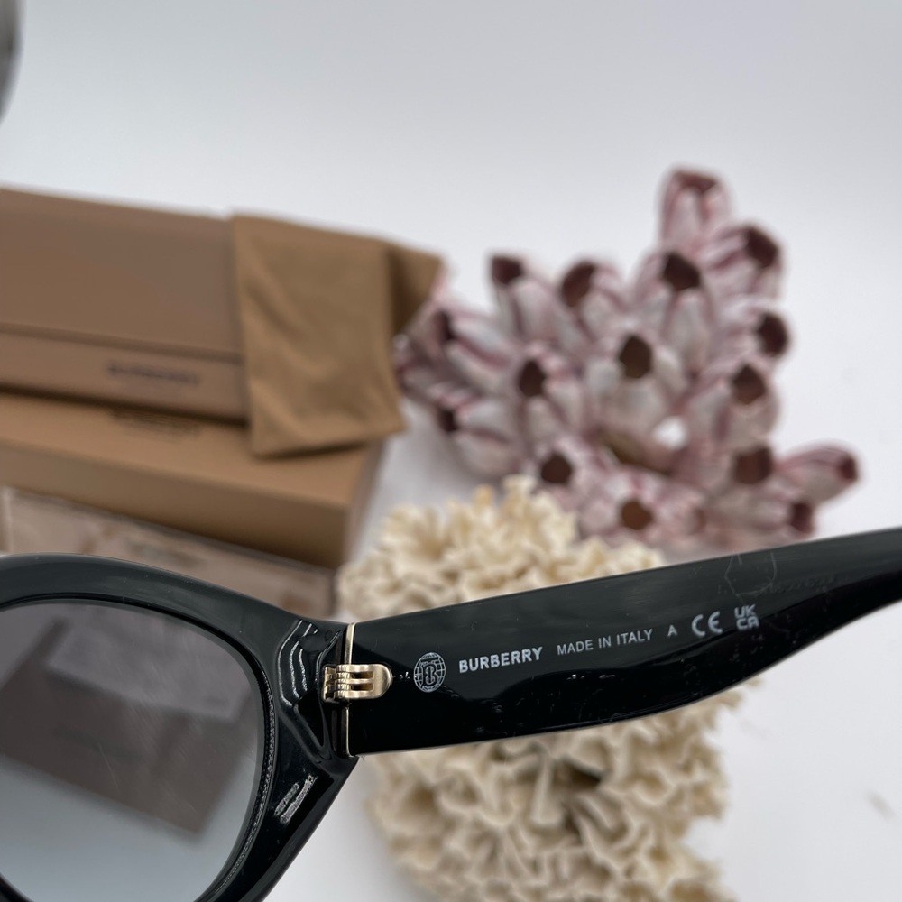 Burberry Black Sunglasses with Timeless Elegance - Picture 6 of 7